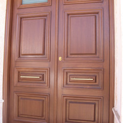 Puerta para exterior con plafones, y herrajes en lat&oacute;n - Products