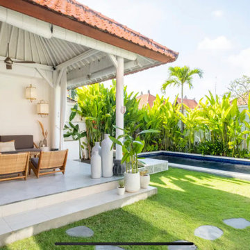 Balis Charme erleben: Handgefertigte Luxusvilla inmitten tropischer Schönheit