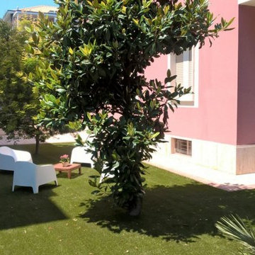 Giardino condominiale in erba sintetica