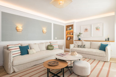 Imagen de salón mediterráneo grande