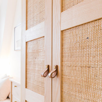 natürlich-moderner Rattankleiderschrank für Gästezimmer