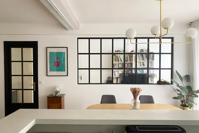Exemple d'une salle de séjour éclectique de taille moyenne et ouverte avec un bar de salon, un mur blanc, parquet clair, un téléviseur dissimulé, un sol marron et du papier peint.
