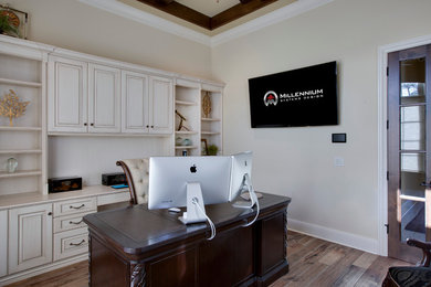 Photo of a traditional home office in Orlando.