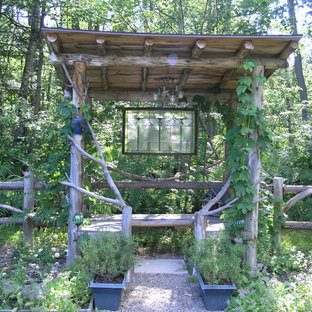 Cette photo montre un jardin arrière éclectique avec une exposition ombragée.