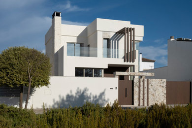 Imagen de fachada de casa clásica renovada extra grande de tres plantas con revestimientos combinados