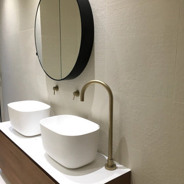 Salle de bain — double vasque et miroir noir, Paris