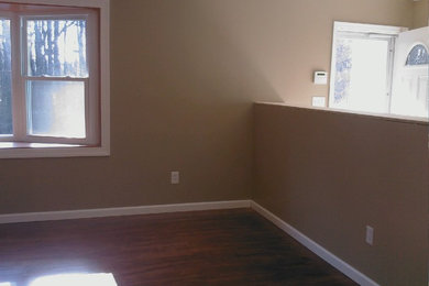 Immagine di un grande soggiorno chic aperto con pareti beige, parquet scuro e nessuna TV