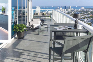 Balcony - traditional balcony idea in Miami