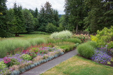 This is an example of a contemporary landscaping in Portland.