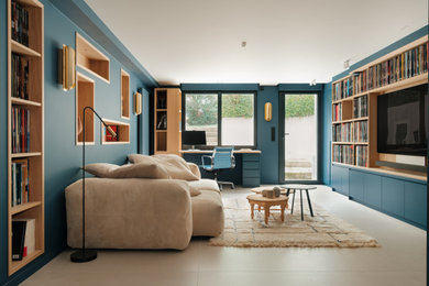 Aménagement d'une chambre contemporaine de taille moyenne avec un mur bleu, un sol en carrelage de céramique et un sol beige.