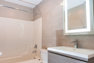 Example of a mid-sized minimalist bathroom design in Chicago