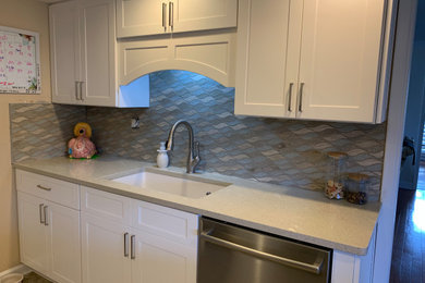 Example of a trendy kitchen design in Tampa