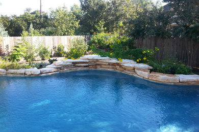 Home design - mid-sized tropical home design idea in Austin
