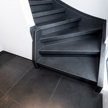 Treppenrenovierung einer Holztreppe mit schwarzen Steinstufen und LED Licht