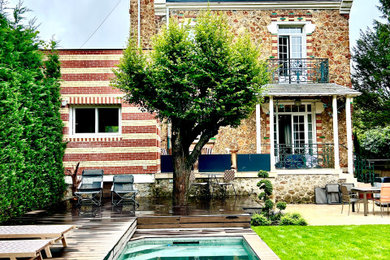 パリにあるコンテンポラリースタイルのおしゃれなプールの写真