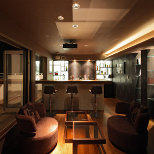 横浜の地中海スタイルのおしゃれなホームバー (木材カウンター、無垢フローリング、茶色い床、茶色いキッチンカウンター) の写真