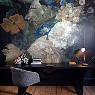 Immagine di un ufficio vittoriano di medie dimensioni con pareti nere, parquet chiaro, scrivania autoportante e pavimento marrone