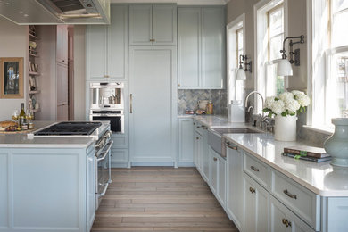 Kitchen - transitional kitchen idea in Louisville