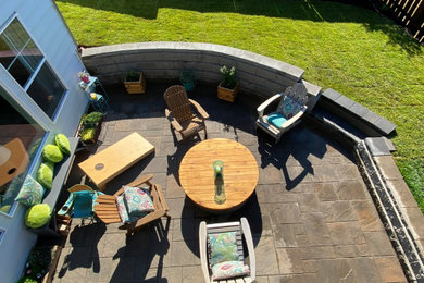 Foto de patio minimalista grande en patio trasero con adoquines de ladrillo