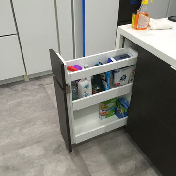 high gloss acrylic/textured laminate kitchen