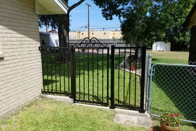 Photo of a small traditional full sun side yard concrete paver landscaping in Austin.
