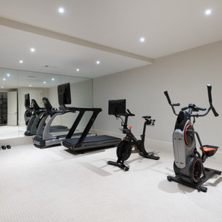 Idee per una palestra in casa minimal di medie dimensioni con pareti bianche, moquette e pavimento bianco