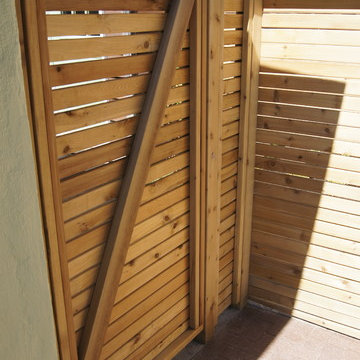 Cedar fence in an alley / Clôture en cèdre dans une ruel