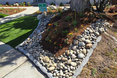Inspiration for a traditional landscaping in Orange County.