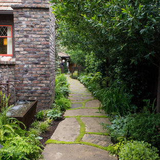 Réalisation d'un jardin latéral craftsman avec une entrée ou une allée de jardin et des pavés en pierre naturelle.