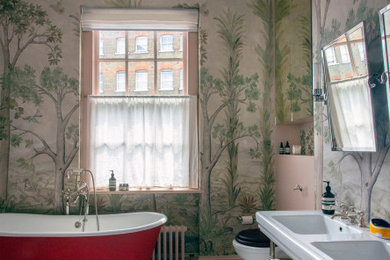 ロンドンにある高級な広いコンテンポラリースタイルのおしゃれなマスターバスルーム (置き型浴槽、オープン型シャワー、ピンクのタイル、ピンクの壁、洗面台2つ、壁紙) の写真