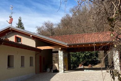 Immagine di una grande veranda con pavimento in terracotta, camino classico, cornice del camino in pietra, soffitto classico e pavimento rosso