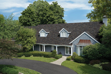 Foto de fachada de casa azul y negra tradicional con tejado de teja de madera
