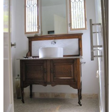 vintage farmhouse bathroom