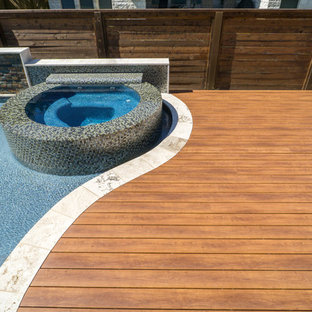 オースティンの中サイズのオーダーメイドコンテンポラリースタイルのおしゃれなプール (デッキ材舗装) の写真