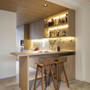 シンガポールのコンテンポラリースタイルのおしゃれな着席型バー (淡色木目調キャビネット) の写真