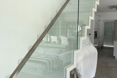 Gerade, Mittelgroße Moderne Treppe mit Holz-Setzstufen in Sonstige