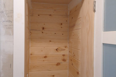 Imagen de cuarto de baño principal actual pequeño con hornacina y madera
