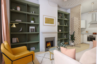 Cette photo montre un salon tendance avec un mur vert, parquet clair, une cheminée standard, un manteau de cheminée en pierre et un téléviseur fixé au mur.
