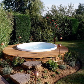 Vasca idromassaggio in giardino