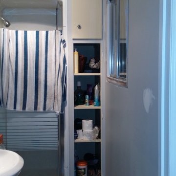 Transitional Bathrooms - White lacquered MDF