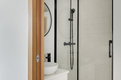 Aménagement d'une petite douche en alcôve principale et blanche et bois contemporaine avec des portes de placard blanches, WC suspendus, un carrelage blanc, des carreaux de céramique, un mur blanc, un sol en carrelage de céramique, une vasque, un sol blanc, une cabine de douche à porte coulissante, un plan de toilette blanc, une porte coulissante, meuble simple vasque et meuble-lavabo suspendu.