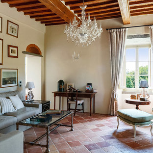 Immagine di un soggiorno mediterraneo chiuso con pareti beige, pavimento in terracotta e pavimento arancione