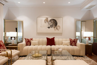 Ejemplo de salón beige y blanco actual con paredes blancas, suelo de madera oscura, televisor colgado en la pared, suelo marrón y alfombra