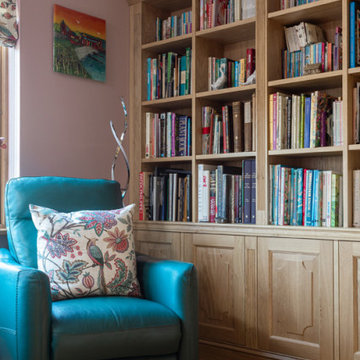 CLASSIC FITTED HOME OFFICE AND LIBRARY IN LIGHT OAK