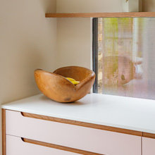 El rosa y la madera dan forma a una elegante cocina en Londres