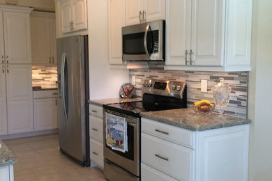 Example of a classic kitchen design in Miami