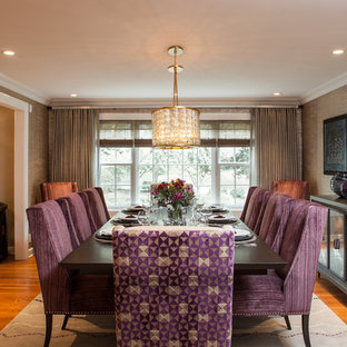 Klassisches Esszimmer mit braunem Holzboden und metallicfarbenen Wänden in Chicago
