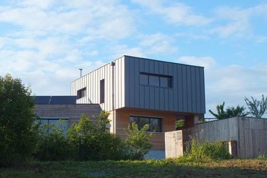 This is an example of a contemporary exterior in Nantes.