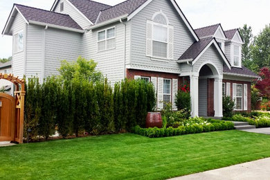 Design ideas for a traditional front yard landscaping in Seattle.