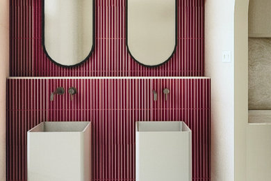 Aménagement d'une salle de bain beige et blanche éclectique de taille moyenne avec un carrelage rouge, des carreaux de céramique, un sol en carrelage de céramique, un lavabo de ferme, un sol beige, meuble double vasque et meuble-lavabo encastré.